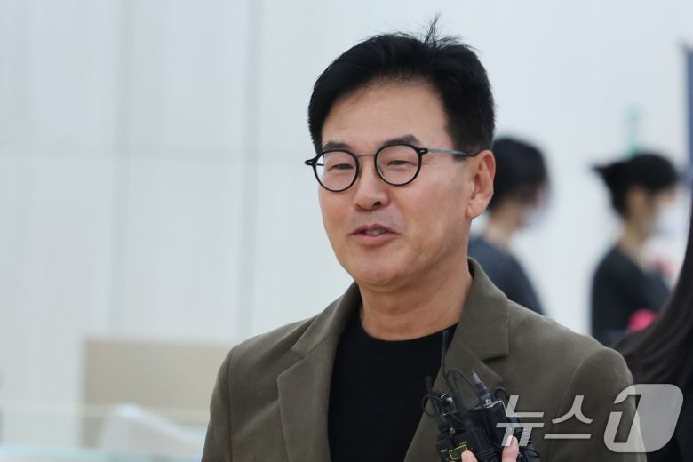 강철원 전 서울시 정무부시장이 25일 오전 서울 종로구 광화문 KT 빌딩에 마련된 김건희 특검(특별검사 민중기) 사무실에 피의자 신분으로 출석하고 있다. 강 전 부시장은 2021년 4·7 서울시장 보궐 선거 당시 오세훈 서울시장 캠프 실무를 총괄하며 여론조사비 대납에 관여했다는 의혹을 받고 있다. 2025.11.25/뉴스1 ⓒ News1 황기선 기자