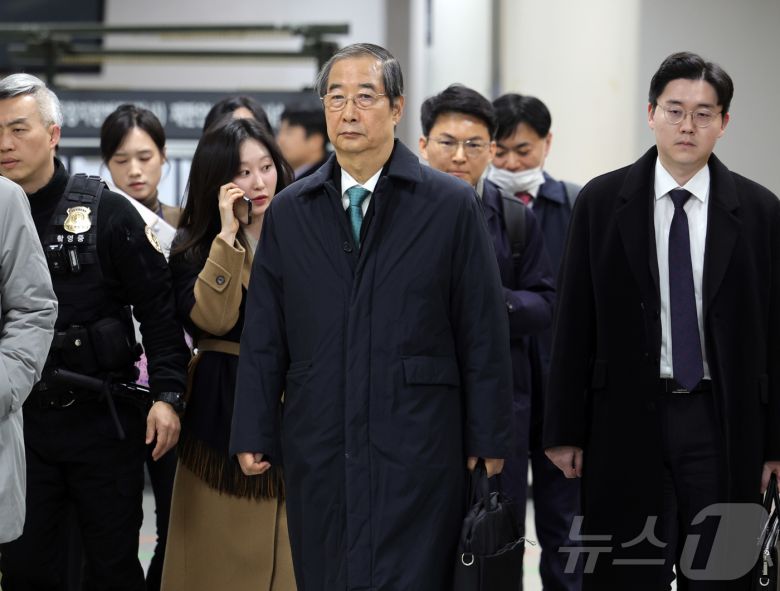한덕수 전 국무총리가 26일 오전 서울중앙지법에서 열린 결심공판을 마치고 법원 청사를 나서고 있다. (공동취재) 2025.11.26/뉴스1 ⓒ News1 김민지 기자
