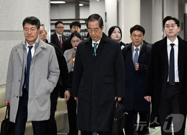 한덕수 전 국무총리가 26일 서울 서초동 서울중앙지법에서 열린 결심공판을 마치고 법원을 나서고 있다. (공동취재)2025.11.26/뉴스1 ⓒ News1 김민지 기자