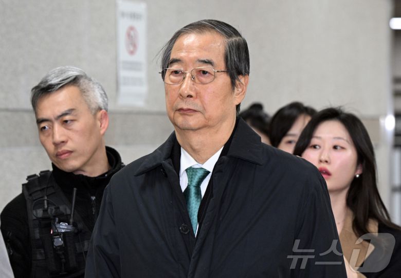 한덕수 전 국무총리가 26일 서울 서초동 서울중앙지법에서 열린 결심공판을 마치고 법원을 나서고 있다. (공동취재) 2025.11.26/뉴스1 ⓒ News1 김민지 기자