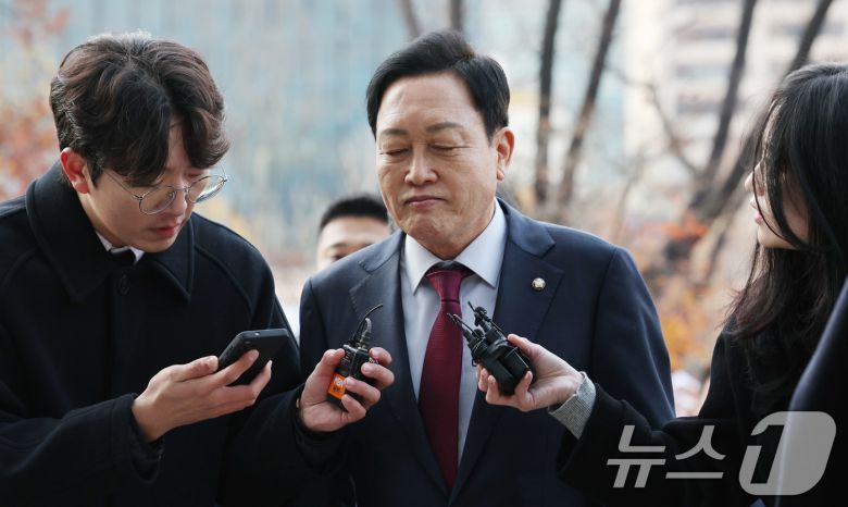 김선교 국민의힘 의원이 26일 서울 종로구 광화문 KT 빌딩에 마련된 김건희 특검(특별검사 민중기) 사무실에 피의자 신분으로 출석하고 있다. 2025.11.26/뉴스1 ⓒ News1 박지혜 기자