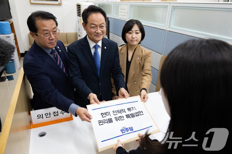 허영 더불어민주당 원내정책수석부대표(가운데)와 문금주, 백승아 원내부대표가 26일 서울 여의도 국회 의안과에 한미 전략적 투자관리를 위한 특별법안을 제출하고 있다. 2025.11.26/뉴스1 ⓒ News1 유승관 기자