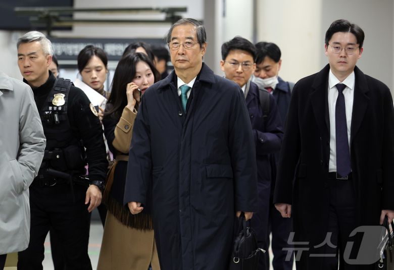 한덕수 전 국무총리가 26일 오전 서울중앙지법에서 열린 결심공판을 마치고 법원 청사를 나서고 있다.다 (공동취재)2025.11.26/뉴스1 ⓒ News1 김민지 기자