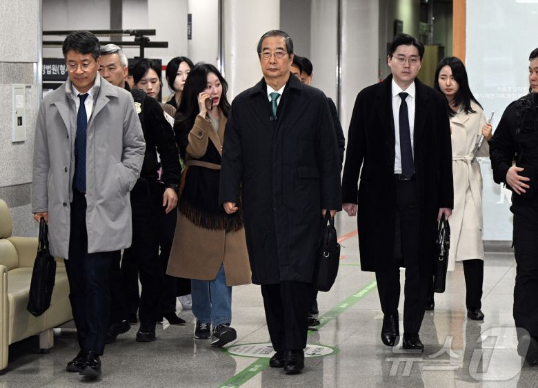 한덕수 전 국무총리가 26일 서울 서초동 서울중앙지법에서 열린 결심공판을 마치고 법원을 나서고 있다. (공동취재)2025.11.26/뉴스1 ⓒ News1 김민지 기자