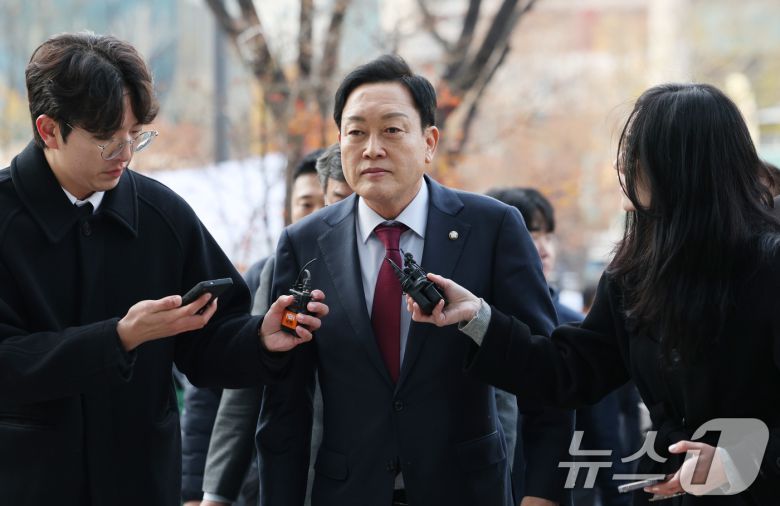 김선교 국민의힘 의원이 26일 서울 종로구 광화문 KT 빌딩에 마련된 김건희 특검(특별검사 민중기) 사무실에 피의자 신분으로 출석하고 있다. 2025.11.26/뉴스1 ⓒ News1 박지혜 기자