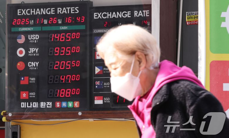 원·달러 환율의 고공행진이 계속되는 26일 서울 명동거리의 한 환전소에 원달러 환율 등 시세가 안내되고 있다. 2025.11.26/뉴스1 ⓒ News1 허경 기자