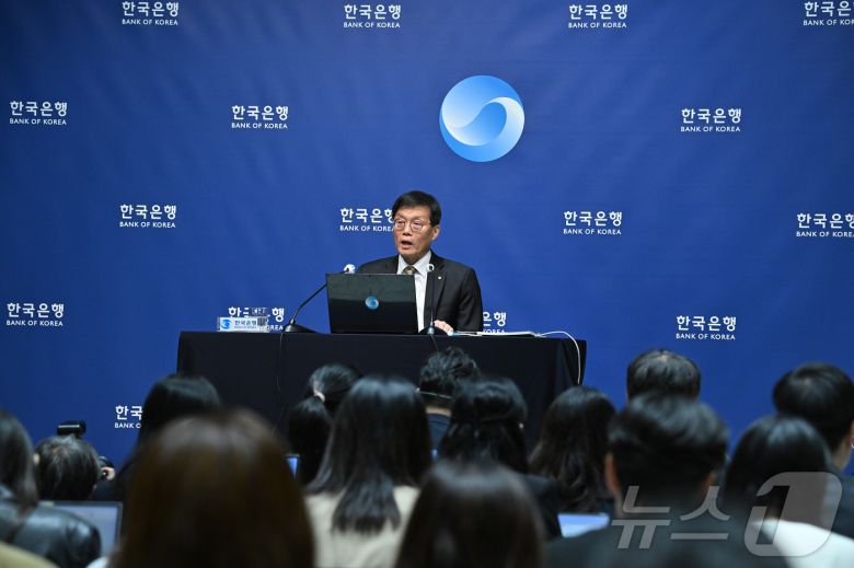 이창용 한국은행 총재가 23일 오전 서울 중구 한국은행에서 열린 금융통화위원회 본회의 후 기자간담회를 하고 있다. 2025.10.23/뉴스1 ⓒ News1 사진공동취재단