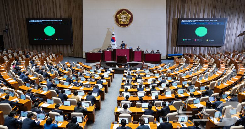 11일 서울 여의도 국회에서 열린 제429회 국회(정기회) 제4차 본회의에서 순직 해병 수사 방해 및 사건 은폐 등의 진상규명을 위한 특별검사의 임명 등에 관한 법률 일부개정법률안(대안)에 대한 수정안이 재석 168인, 찬성 168인으로 가결되고 있다. 2025.9.11/뉴스1 ⓒ News1 유승관 기자
