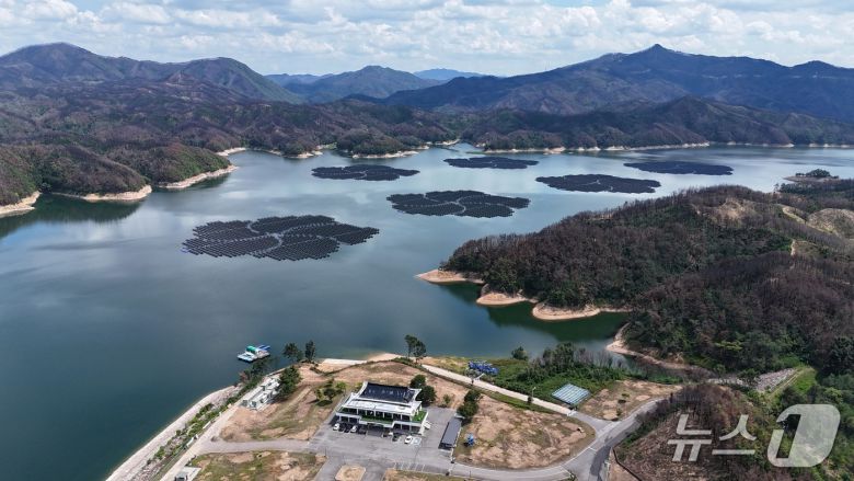 임하댐 수상태양광 집적화단지 전경. 설치지역인 안동시의 호국정신을 담아 무궁화 경관 디자인을 적용했다.(한국수자원공사 제공.재판매 및 DB금지)/뉴스1