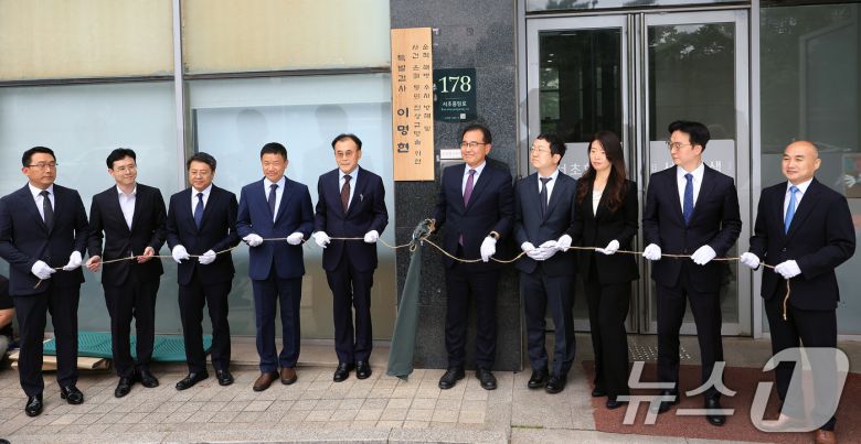 채수근 해병 순직 사건을 수사하는 순직해병 특별검사팀 이명현 특별검사와 특검팀이 2일 오전 서울 서초구 서초중앙로 특검사무실에서 현판식을 갖고 있다. 특검팀은 이날 첫 조사로 구명 로비 의혹을 받는 임성근 전 해병대 1사단장을 소환 조사한다. 2025.7.2/뉴스1 ⓒ News1 박정호 기자