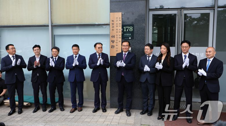순직해병특별검사팀 이명현 특별검사와 특검 지휘부가 지난 7월 2일 오전 서울 서초구 서초중앙로 특검사무실에서 현판식을 열고 본격 수사에 착수했다.갖고 있다. 특검팀은 이날 첫 조사로 구명 로비 의혹을 받는 임성근 전 해병대 1사단장을 소환했다. 2025.7.2/뉴스1 ⓒ News1 박정호 기자