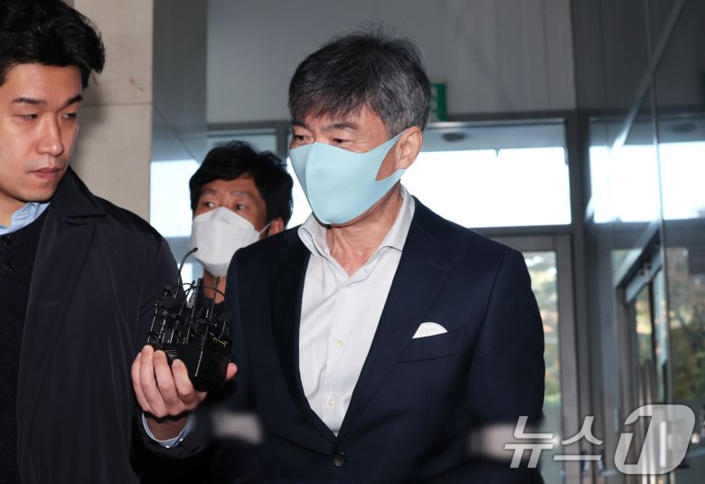 임성근 전 해병대1사단장 구명 로비 의혹에 연루된 이종호 전 블랙펄인베스트 대표가 지난 1일 서울 서초구 순직해병 특검 사무실에 피의자 신분으로 조사를 받기 위해 출석하고 있다. 2025.11.1/뉴스1 ⓒ News1 이호윤 기자