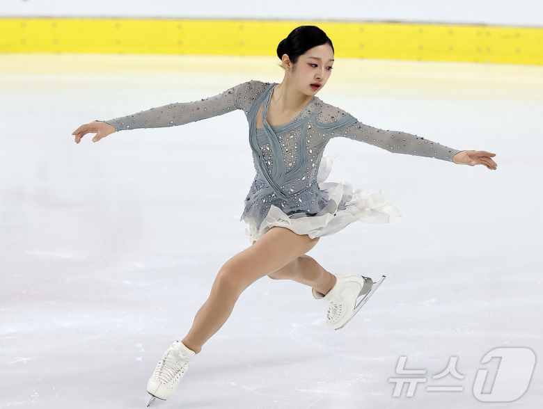 신지아(세화여자고등학교)가 29일 서울 양천구 목동아이스링크에서 열린 2025 KB금융 전국남녀 피겨스케이팅 회장배 랭킹대회 여자 시니어 쇼트프로그램에 출전해 연기를 펼치고 있다. 2025.11.29/뉴스1 ⓒ News1 김진환 기자