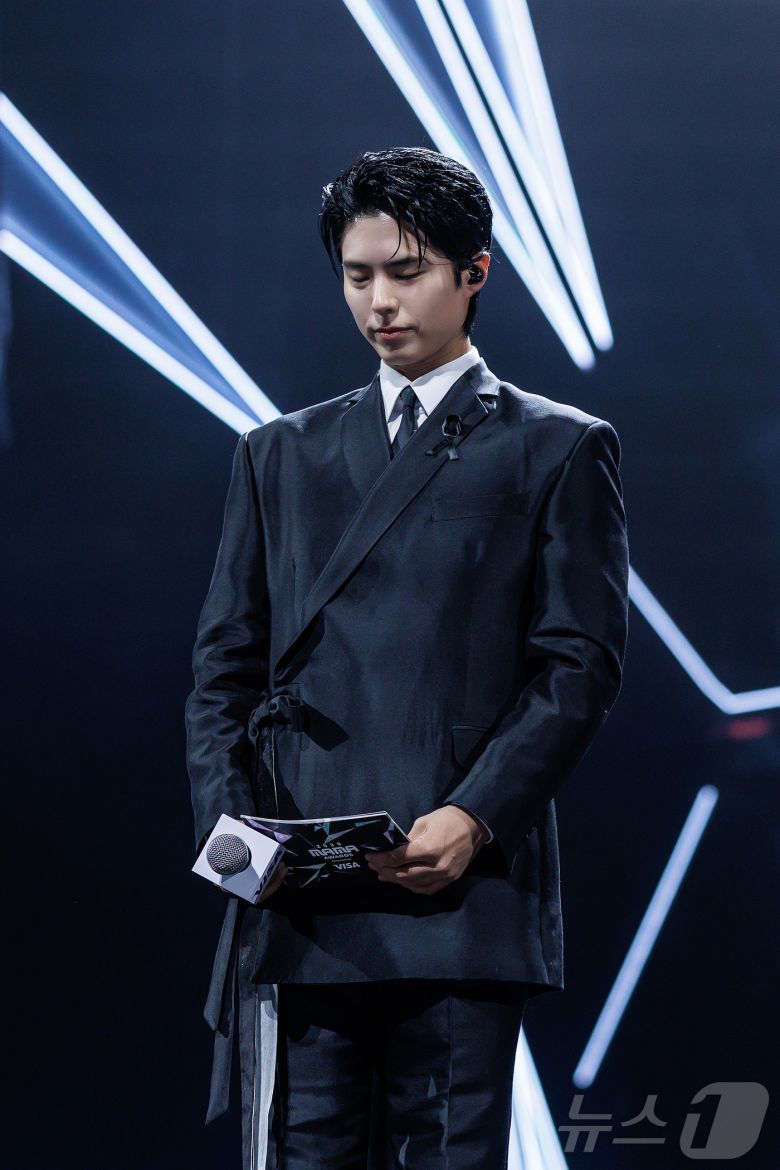 배우 박보검이 28일(현지시간) 오후 홍콩 카이탁 스타디움에서 열린 대중음악 시상식 '2025 마마 어워즈'(2025 MAMA AWARDS)에 호스트로 참석해 홍콩 아파트 화재 희생자들을 추모하고 있다. (CJ ENM 제공. 재판매 및 DB금지) 2025.11.29/뉴스1 ⓒ News1 권현진 기자