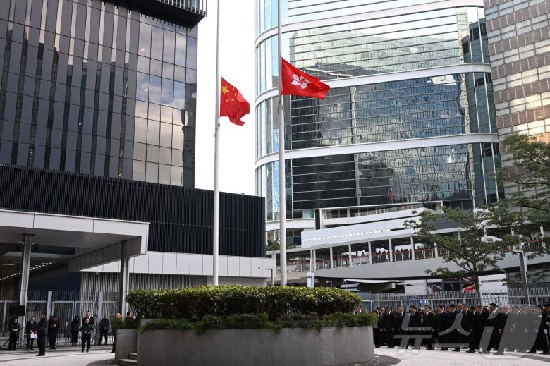 29일 홍콩 센트럴에 위치한 홍콩 정청 건물에 중국의 오성홍기와 홍콩자치구 기가  조기 형태로 걸려 있다. ⓒ AFP=뉴스1 ⓒ News1 박형기 기자