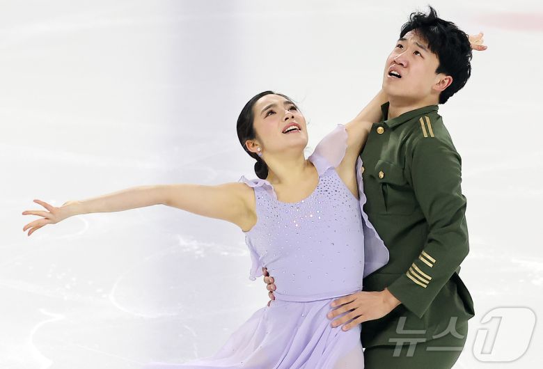 임해나와 권예 조가 30일 서울 양천구 목동아이스링크에서 열린 2025 KB금융 전국남녀 피겨스케이팅 회장배 랭킹대회 아이스댄스 프리 프로그램 연기를 펼친 뒤 팬들에게 인사하고 있다. 2025.11.30/뉴스1 ⓒ News1 김진환 기자