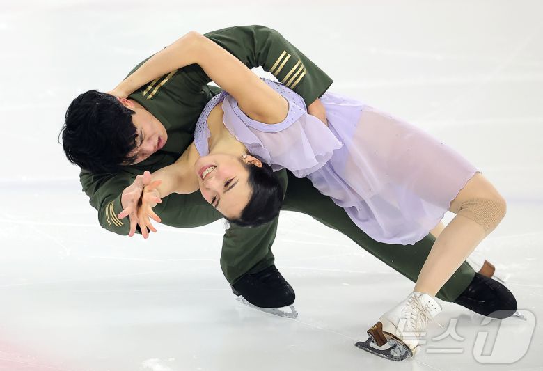 임해나와 권예 조가 30일 서울 양천구 목동아이스링크에서 열린 2025 KB금융 전국남녀 피겨스케이팅 회장배 랭킹대회 아이스댄스 프리 프로그램 연기를 펼치고 있다. 2025.11.30/뉴스1 ⓒ News1 김진환 기자