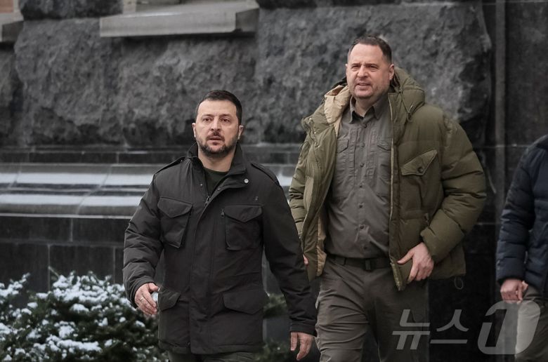 젤렌스키 우크라이나 대통령(앞)과 예르마크 대통령 비서실장. 2024.01.22 ⓒ 로이터=뉴스1 ⓒ News1 이지예 객원기자