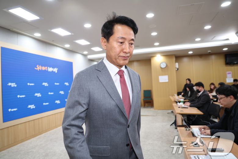 오세훈 서울시장이 1일 오후 서울시청 브리핑실에서 김건희 특검이 오 시장을 '명태균 여론조사비' 대납 혐의로 기소한 것과 관련 입장을 발표 후 나서고 있다. 2025.12.1/뉴스1 ⓒ News1 구윤성 기자