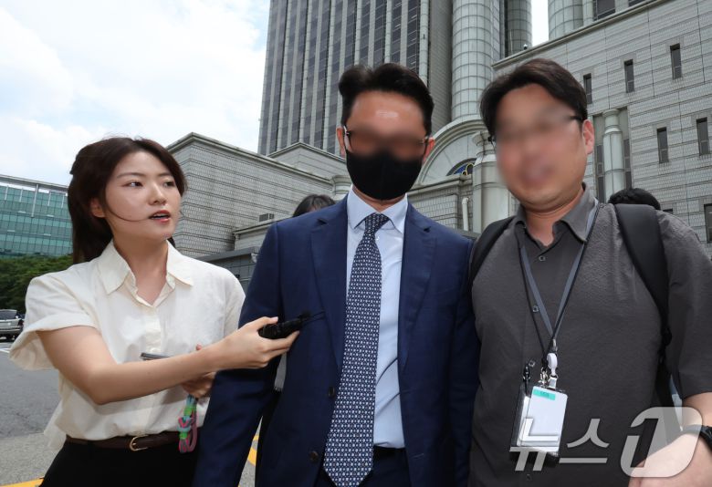 윤석열 전 대통령의 부인 김건희 여사에게 청탁할 목적으로 명품 가방과 목걸이를 전달한 혐의를 받는 전 통일교 세계본부장 윤 씨가 30일 서울 서초구 서울중앙지방법원에서 열린 구속 전 피의자 심문(영장실질심사)를 마친 뒤 법원을 나서고 있다. 2025.7.30/뉴스1 ⓒ News1 장수영 기자