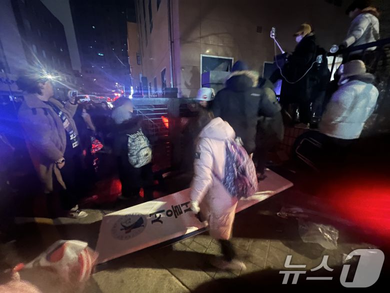 1월 19일 새벽 윤석열 전 대통령에 대한 구속영장이 발부되자 서울서부지법에 지지자들이 진입해 난동을 부리고 있다. 2025.1.19/뉴스1 ⓒ News1 김민수 기자