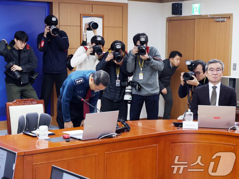 유재성 경찰청장 직무대행이 1일 오전 서울 서대문구 경찰청 무궁화회의실에서 열린 '전국 경찰 지휘부 화상회의'에서 고개 숙여 사과하고 있다. 이날 회의에서 경찰은 '12·3 비상계엄’을 1년 앞두고 국회 출입을 통제한 경찰의 행위에 대해 사과했다. 2025.12.1/뉴스1 ⓒ News1 황기선 기자