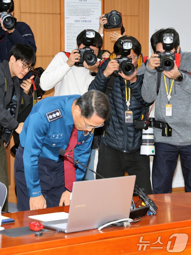 유재성 경찰청장 직무대행이 1일 오전 서울 서대문구 경찰청 무궁화회의실에서 열린 '전국 경찰 지휘부 화상회의'에서 고개 숙여 사과하고 있다.  2025.12.1/뉴스1 ⓒ News1 황기선 기자