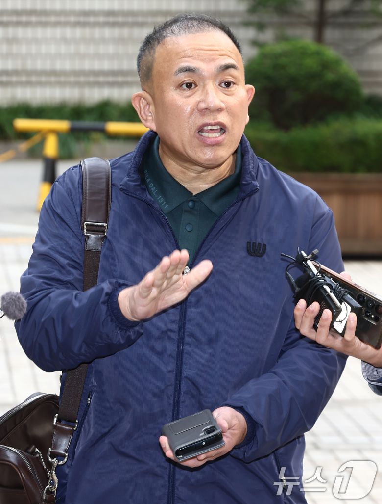 정치 브로커 명태균 씨가 7일 오전 서울 서초구 서울중앙지법에서 열린 김건희 여사의 자본시장법 위반 등 혐의 속행 공판에 증인으로 출석하며 입장을 밝히고 있다. 2025.11.7/뉴스1 ⓒ News1 김민지 기자