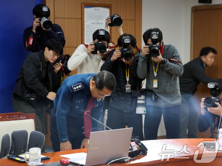 유재성 경찰청장 직무대행이 1일 오전 서울 서대문구 경찰청 무궁화회의실에서 열린 '전국 경찰 지휘부 화상회의'에서 고개 숙여 사과하고 있다.   2025.12.1/뉴스1 ⓒ News1 황기선 기자