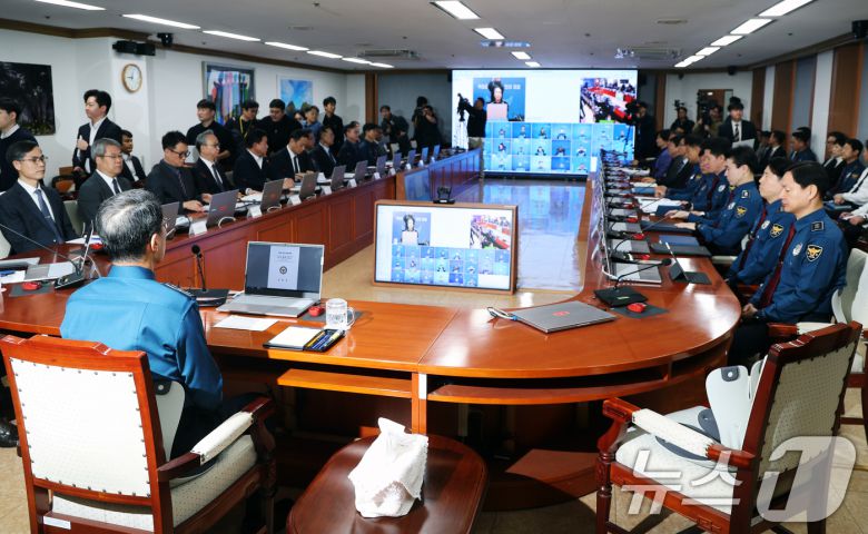 유재성 경찰청장 직무대행이 1일 오전 서울 서대문구 경찰청 무궁화회의실에서 열린 '전국 경찰 지휘부 화상회의'에서 모두발언을 하고 있다.   2025.12.1/뉴스1 ⓒ News1 황기선 기자