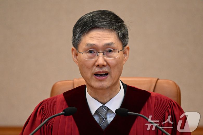 문형배 헌법재판소장 권한대행이 지난 4월 4일 오전 서울 종로구 헌법재판소 대심판정에서 윤석열 대통령 탄핵심판 인용 결정문을 낭독하고 있다. 이날 헌법재판소는 재판관 전원 일치 의견으로 윤 대통령 파면을 결정했다./뉴스1 ⓒ News1 사진공동취재단