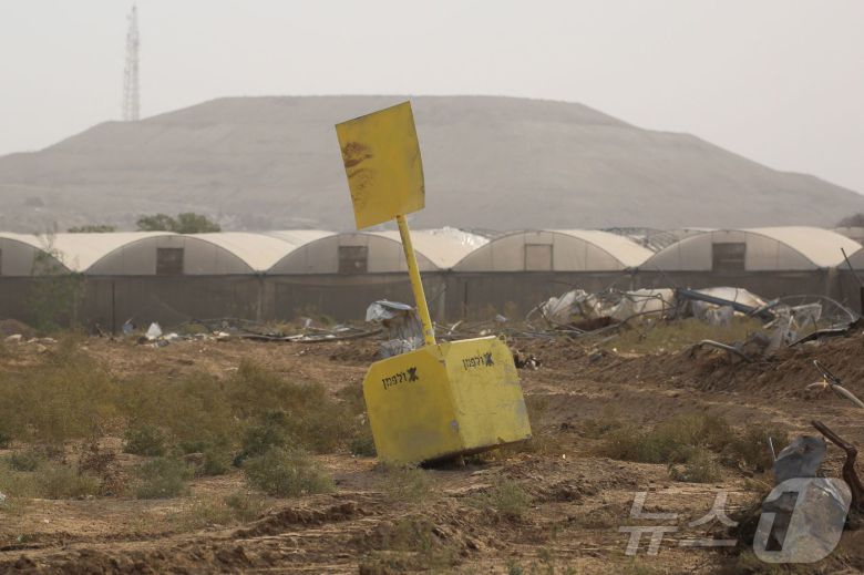 지난달 4일(현지시간) 가자지구 중부 브레이즈에서 이스라엘군이 그은 '옐로우 라인'을 표시하는 콘크리트 블록(뒤쪽). 2025.11.04. ⓒ AFP=뉴스1 ⓒ News1 이정환 기자