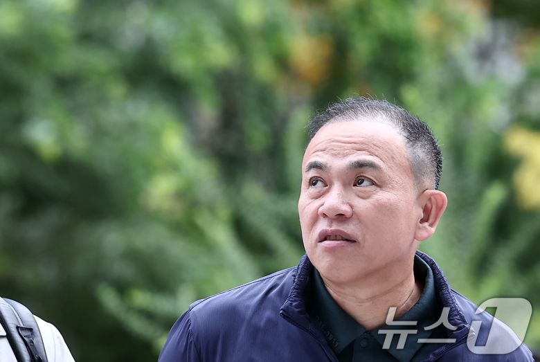 '정치 브로커' 명태균 씨가 지난 11월 8일 서울 종로구 KT광화문빌딩에 마련된 김건희 특검(특별검사 민중기) 사무실에 오세훈 서울시장과의 대질 조사를 위해 참고인 신분으로 출석하고 있다. 2025.11.8/뉴스1 ⓒ News1 김성진 기자