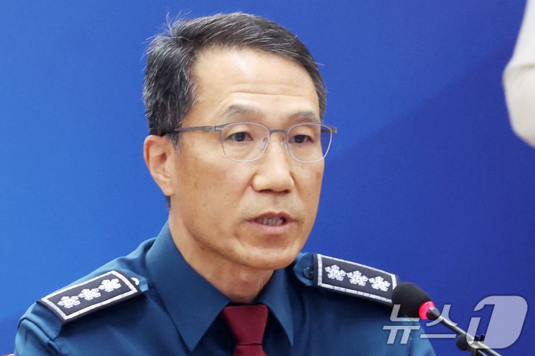 유재성 경찰청장 직무대행이 1일 오전 서울 서대문구 경찰청 무궁화회의실에서 열린 '전국 경찰 지휘부 화상회의'에서 모두발언을 하고 있다.   2025.12.1/뉴스1 ⓒ News1 황기선 기자
