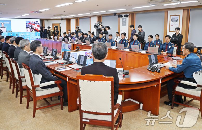 유재성 경찰청장 직무대행이 1일 오전 서울 서대문구 경찰청 무궁화회의실에서 열린 '전국 경찰 지휘부 화상회의'에서 모두발언을 하고 있다.   2025.12.1/뉴스1 ⓒ News1 황기선 기자