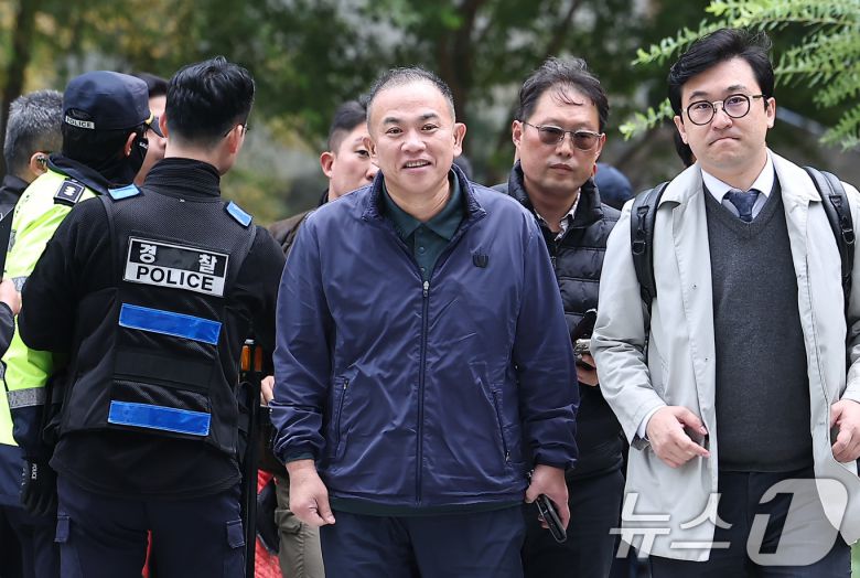 '정치 브로커' 명태균 씨가 8일 서울 종로구 KT광화문빌딩에 마련된 김건희 특검(특별검사 민중기) 사무실에 오세훈 서울시장과의 대질 조사를 위해 참고인 신분으로 출석하고 있다. 2025.11.8/뉴스1 ⓒ News1 김성진 기자