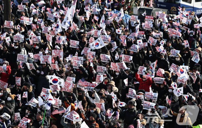 1월 11일 오후 서울 용산구 한남동 대통령 관저 인근에서 열린 탄핵 반대 집회에서 윤석열 대통령 지지자들이 피켓을 들고 구호를 외치고 있다. 2025.1.11/뉴스1 ⓒ News1 오대일 기자