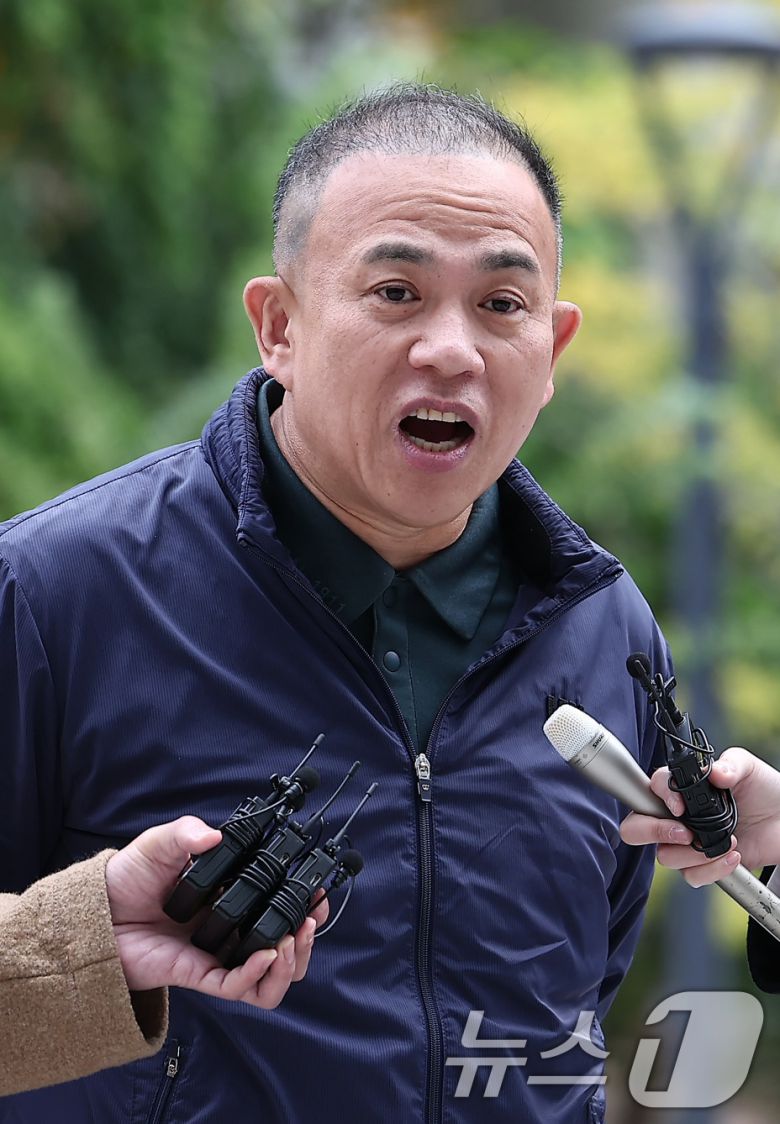 '정치 브로커' 명태균 씨가 8일 서울 종로구 KT광화문빌딩에 마련된 김건희 특검(특별검사 민중기) 사무실에 오세훈 서울시장과의 대질 조사를 위해 참고인 신분으로 출석하며 입장을 밝히고 있다. 2025.11.8/뉴스1 ⓒ News1 김성진 기자