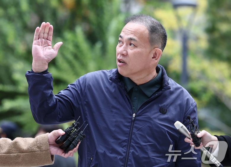 '정치 브로커' 명태균 씨가 8일 서울 종로구 KT광화문빌딩에 마련된 김건희 특검(특별검사 민중기) 사무실에 오세훈 서울시장과의 대질 조사를 위해 참고인 신분으로 출석하고 있다. 2025.11.8/뉴스1 ⓒ News1 김성진 기자