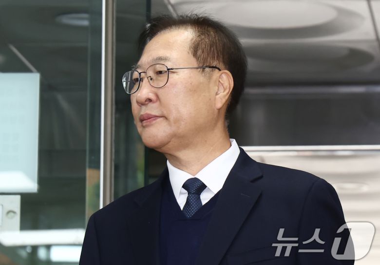 내란 중요임무 종사 및 직권남용 혐의로 구속영장이 청구된 박성재 전 법무부 장관이 지난달 13일 오전 서울 서초구 서울중앙지법에서 열린 구속 전 피의자 심문(영장실질심사)에 출석하고 있다./뉴스1 ⓒ News1 김민지 기자