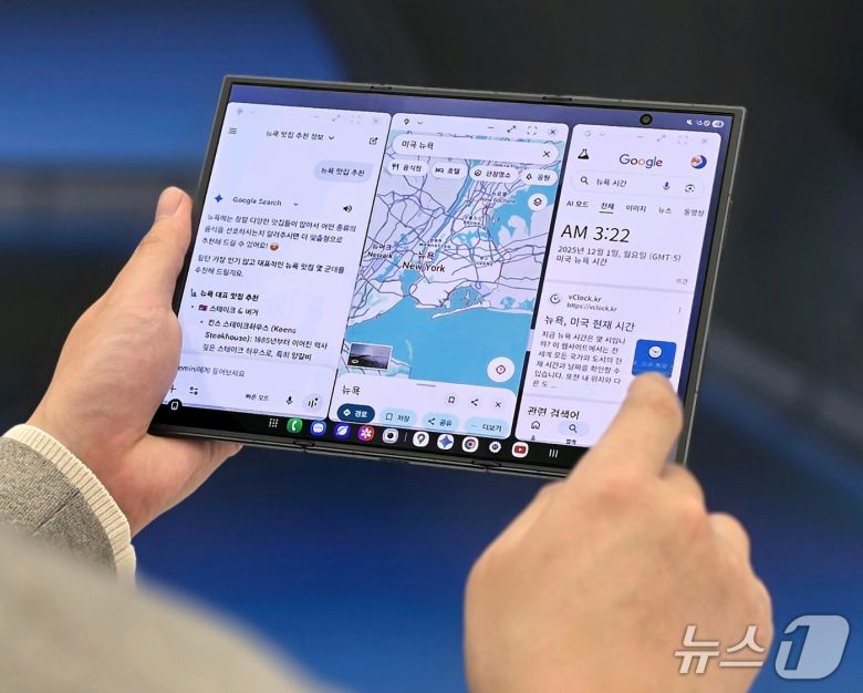 갤럭시Z트라이폴드에서 3개 앱을 동시에 사용하는 모습 (삼성전자 제공)/뉴스1