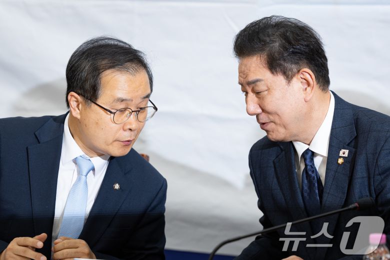 김병기 더불어민주당 원내대표(오른쪽)가 지난 11월 19일 서울 여의도 국회에서 열린 정치검찰 조작기소대응 특별위원회 전체회의에서 이건태 부위원장과 대화하고 있다. 2025.11.19/뉴스1 ⓒ News1 유승관 기자