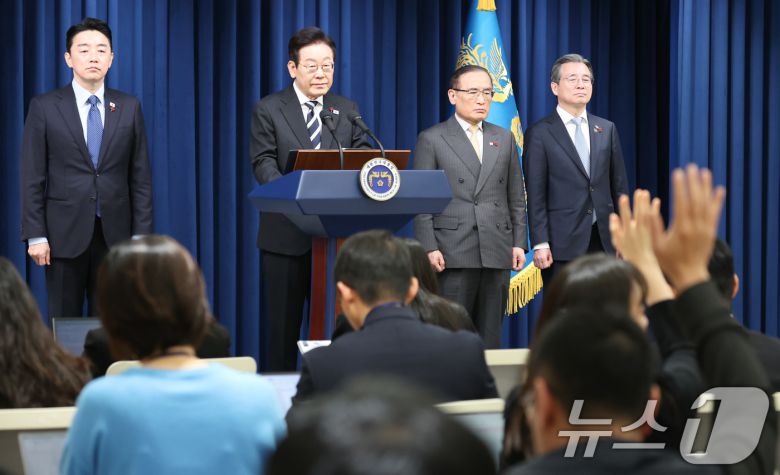 이재명 대통령이 3일 서울 용산 대통령실 청사에서 ‘빛의 혁명 1주년, 대통령 대국민 특별성명’을 발표한 뒤 취재진 질문을 받고 있다. 2025.12.3/뉴스1 ⓒ News1 허경 기자