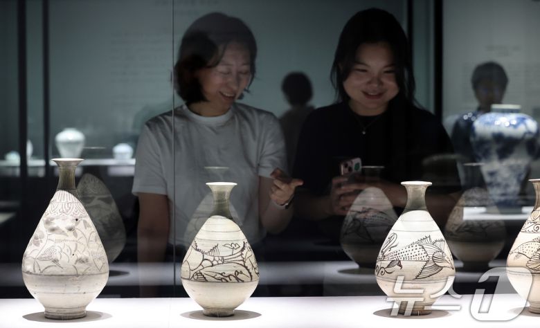 서울 용산구 국립중앙박물관에서 열린 '새 나라 새 미술:조선 전기 미술 대전' 특별전에서 관람객들이 전시를 살펴보고 있다. /뉴스1 ⓒ News1 이동해 기자