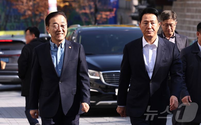 김윤덕 국토교통부 장관(왼쪽)과 오세훈 서울시장 2025.11.13/뉴스1 ⓒ News1 구윤성 기자