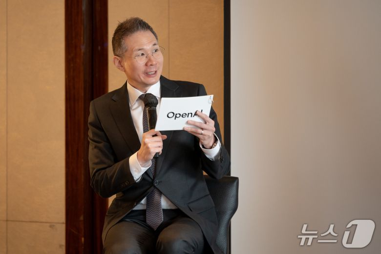 김경훈 오픈AI코리아 총괄 대표가 서울 중구 웨스틴조선호텔에서 열린 기자 간담회에서 대담을 진행하고 있다. 2025.12.4 뉴스1 ⓒ News1(오픈AI코리아 제공)