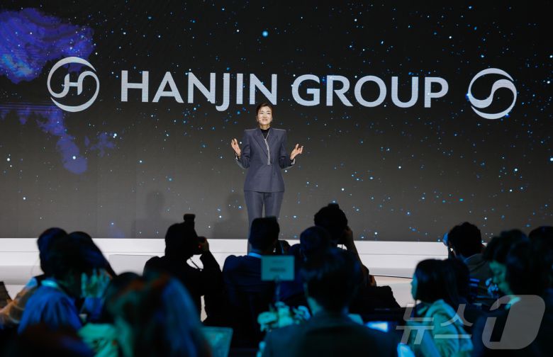 조현민 한진 사장이 23일 서울 용산구 그랜드하얏트호텔에서 열린 한진그룹 80주년 기념식 매체설명회에서 한진그룹 미래전략 및 새로운 CI에 대해 브리핑을 하고 있다. 2025.10.23/뉴스1 ⓒ News1 안은나 기자