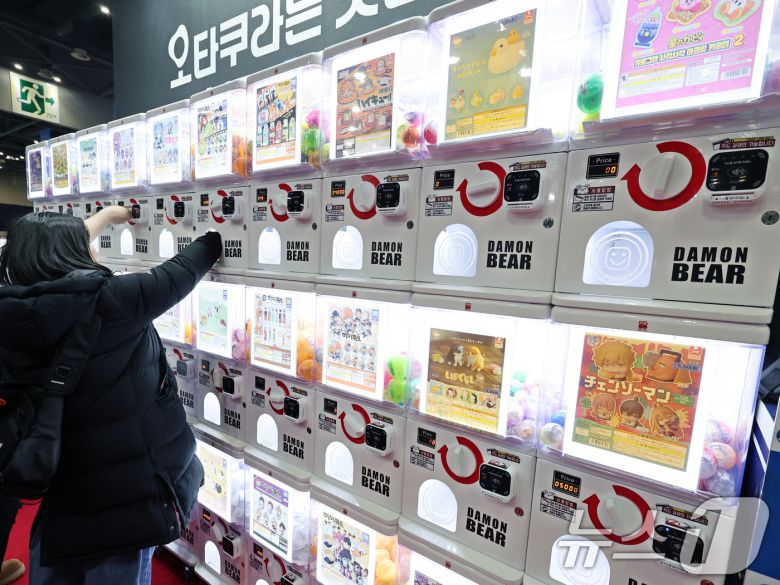 5일 오후 경기도 고양시 일산서구 킨텍스(KINTEX)에서 열린 '애니메이션 X 게임 페스티벌(AGF) 2025'에서 관람객들이 '가챠(랜덤 뽑기)'를 하고 있다. ⓒ News1 황기선 기자