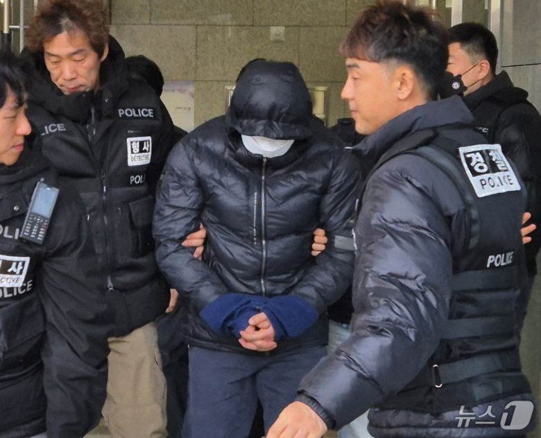 강원 양양군청 직장 내 괴롭힘 의혹 피의자 A 씨가 5일 오후 춘천지법 속초지원에서 열린 구속 전 피의자 심문(영장실질심사)을 받은 후 법정을 나서고 있다. 2025.12.5/뉴스1 ⓒ News1 윤왕근 기자