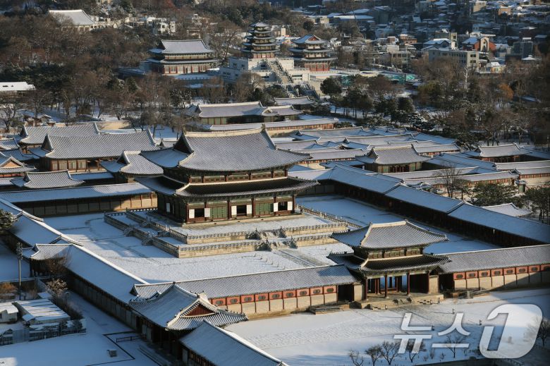 5일 서울 종로구 경복궁 일대가 밤새 내린 눈으로 하얗게 뒤덮여 있다. 2025.12.5/뉴스1 ⓒ News1 임세영 기자